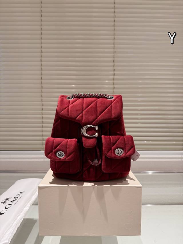 原单丝绒 Coach Tabby双肩 可羊皮材质，触感软到不行； ②细腻质感，高级得让人心动； 1. 设计简约，却不失时尚感; 2. 容量大小，日常出游两相宜；