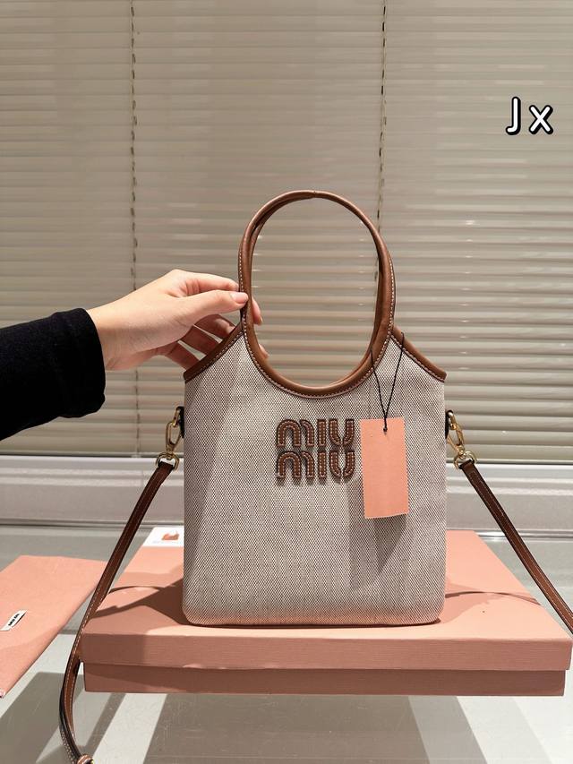 Miumiu女孩上线0%焦糖miniivy尊嘟太可爱啦谁能拒绝扑面而来的复古可爱呢 新款mini Ivy小巧精致官配斜挎肩带 逛街、约会或是粗去玩，都可完美搭配