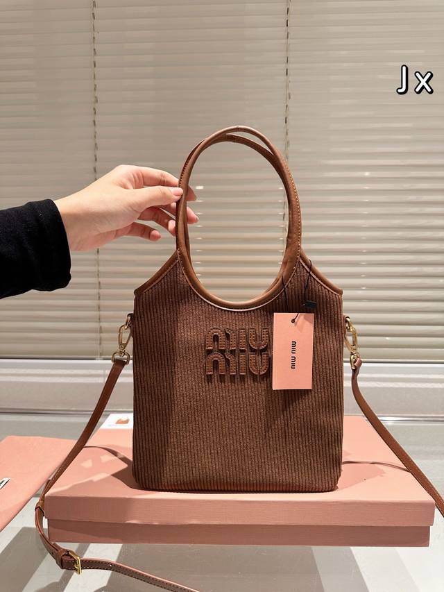 Miumiu女孩上线0%焦糖miniivy尊嘟太可爱啦谁能拒绝扑面而来的复古可爱呢 新款mini Ivy小巧精致官配斜挎肩带 逛街、约会或是粗去玩，都可完美搭配