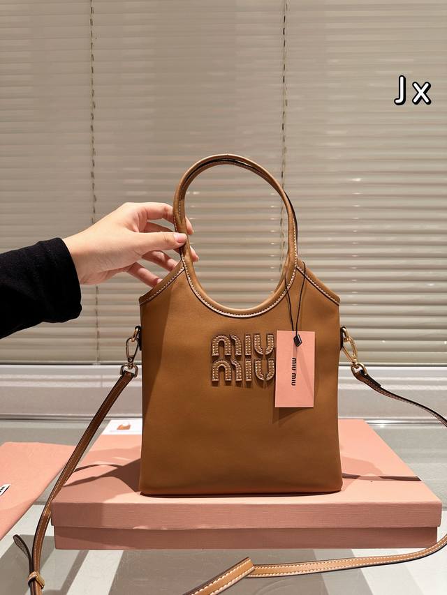 Miumiu女孩上线0%焦糖miniivy尊嘟太可爱啦谁能拒绝扑面而来的复古可爱呢 新款mini Ivy小巧精致官配斜挎肩带 逛街、约会或是粗去玩，都可完美搭配