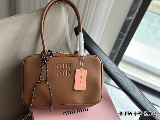 新尺寸 Size:29 18Cm 小号 Miumiu保龄球 公文包 对版面料 皮质光滑细腻柔软, 棉质缎面衬里。 背起来都很nice 哦 可手拎也可斜挎! 出场 新尺寸 Size:29 18Cm 小号 Miumiu保龄球 公文包 对版面料 皮质光滑细腻柔软, 棉质缎面衬里。 背起来都很nice 哦 可手拎也可斜挎! 出场