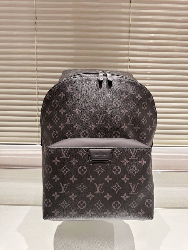 牛皮版本 经典潮人必备双肩包！ Discovery 小号双肩包取材 Monogram Eclipse 帆布，以更为紧凑的构型延续灵活功能。外袋、拉链前袋和开口