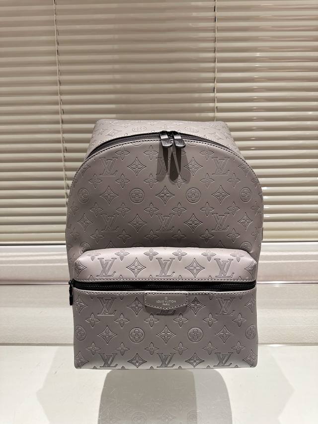 Lv男士discovery老花双肩包 最近撸的iv男士discovery老花双肩包,货号是m43186。 A容量很大,放的下小笔记本。 男女通用,感觉女生背也很 Lv男士discovery老花双肩包 最近撸的iv男士discovery老花双肩包,货号是m43186。 A容量很大,放的下小笔记本。 男女通用,感觉女生背也很