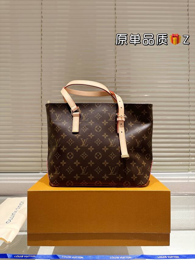 原单 原单中古24F 三角托特包 男女通用的一款 这款retiro 手袋以标志性的lv老花面料制成，搭配奢华的黄皮饰边，经典永恒。优雅低调的外形设计和宽敞的包身