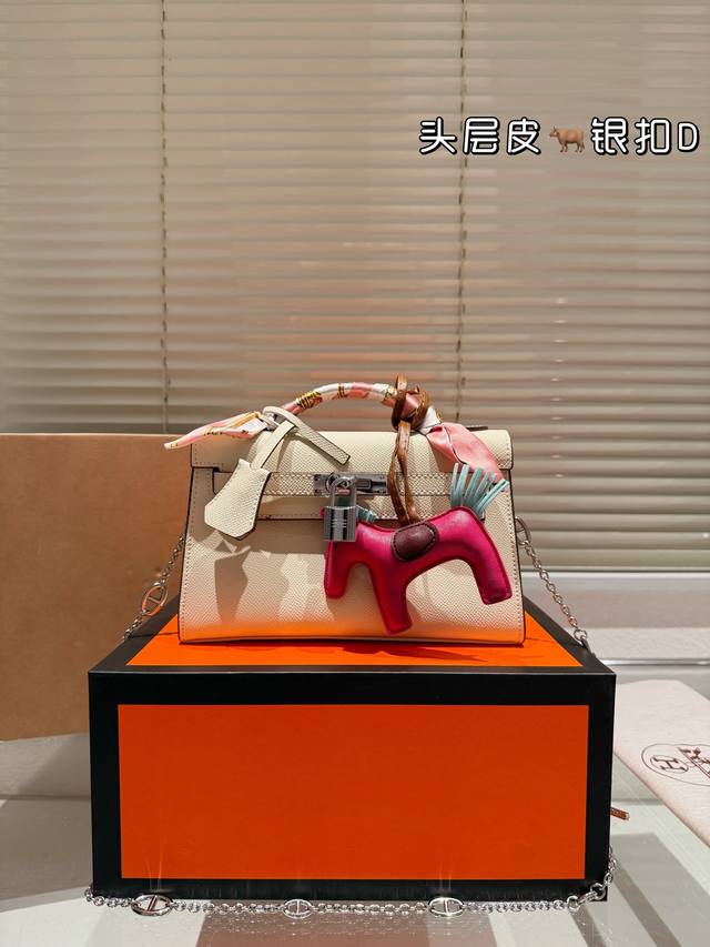 顶级原单牛皮 Hermes Kelly Swift最近娱乐圈出镜率最高的一款包包,H家永恒的经典. 凯莉包好随意搭配,不管怎么穿,随便一背都好看 而且一点都不挑 顶级原单牛皮 Hermes Kelly Swift最近娱乐圈出镜率最高的一款包包,H家永恒的经典. 凯莉包好随意搭配,不管怎么穿,随便一背都好看 而且一点都不挑