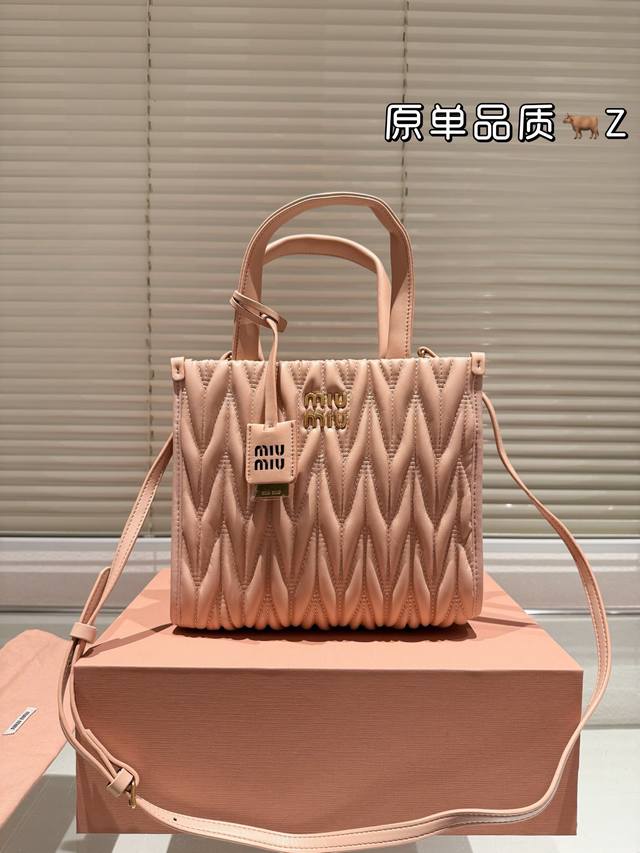 原单 Miumiu 新品托特手袋，采用进口小羊皮纹面料，华丽 Matelasse 工艺重释软羊革托特包活力而百搭的都市风 廓形，赋予包身纹理质感的工致立体效果，