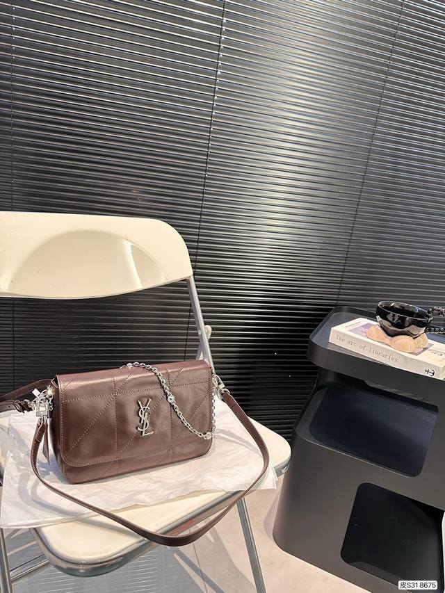 圣罗兰纯皮腋下包慵懒随性搭配 利落呈现时髦酷感具有时尚和标志性 时髦精必备神器！出街回头率爆表尺寸：23 16 货号8675