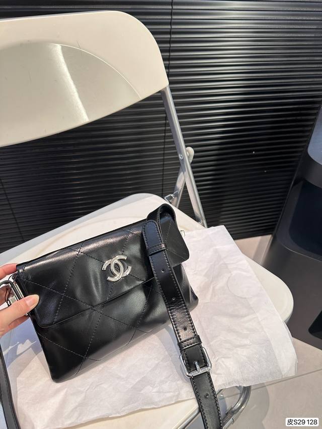 香奈儿纯皮包 温柔本柔，简直太美了， 软软的，手感真的舒服 包型很有个性 不容易撞款 尺寸：23 16 货号128