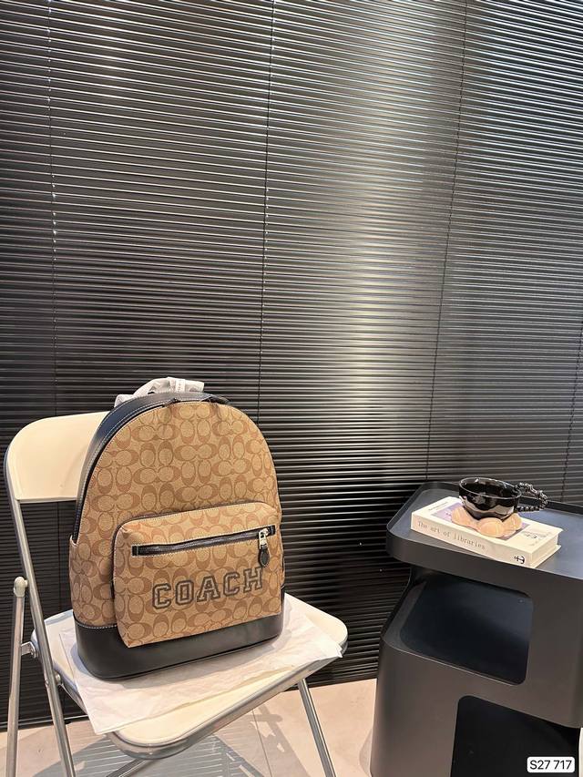 蔻驰双肩包 这款时尚功能背包是最适合都市活躍人士 它将运动袋形与独特的品牌细节元素结合 背都超好看哦！尺寸: 31 39货号717