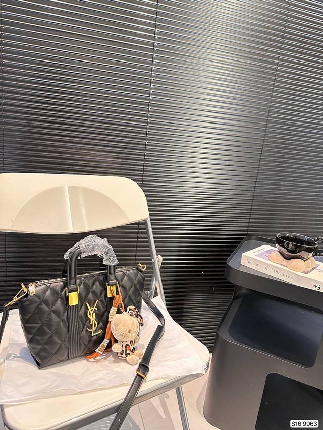 配盒子 圣罗兰手提包 是熱腾腾新款 出門随手一拎就很好看 尺寸22 17 货号改版9963 配盒子 圣罗兰手提包 是熱腾腾新款 出門随手一拎就很好看 尺寸22 17 货号改版9963