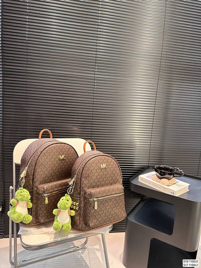 大号 小号 Mk双肩包 简单百搭 颜值高 日常出街首选 潮酷时尚女孩必入款 尺寸：大号33 37 小号27 32 货号1199