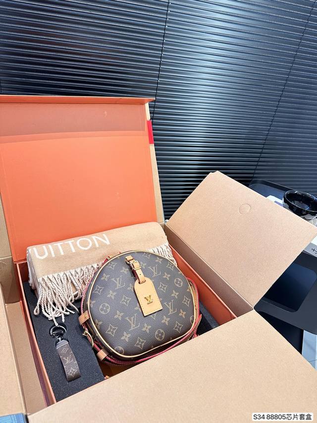 配飞机盒折叠盒子 经典lv套盒 新款圆饼包 围巾挂件 尺寸22 20 货号88805芯片