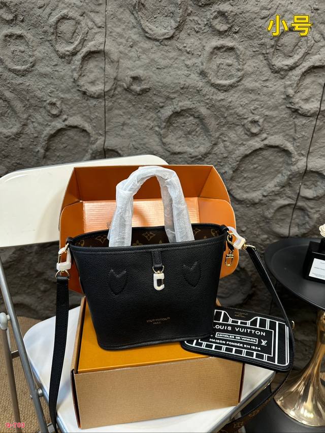 全套礼盒 Lv新款小号老花neverful2024新款包包 双面手袋 千面格新一代 Neverfull Inside Out带来可双面使用的革新设计 展现反转后