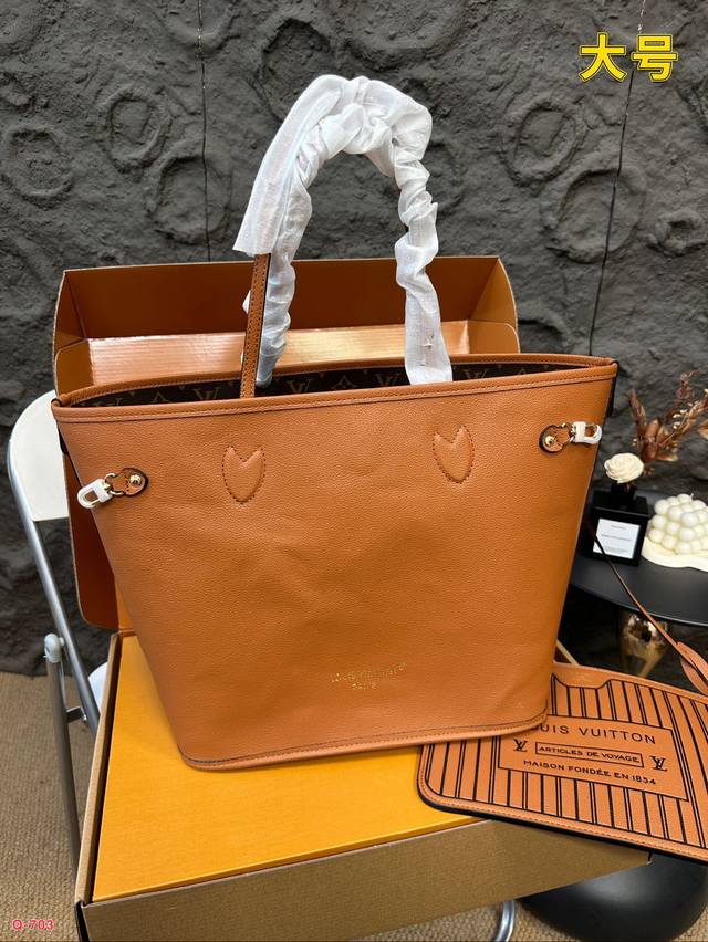 全套礼盒 Lv新款中号老花neverful2024新款包包 双面手袋 千面格新一代 Neverfull Inside Out带来可双面使用的革新设计 展现反转后 全套礼盒 Lv新款中号老花neverful2024新款包包 双面手袋 千面格新一代 Neverfull Inside Out带来可双面使用的革新设计 展现反转后