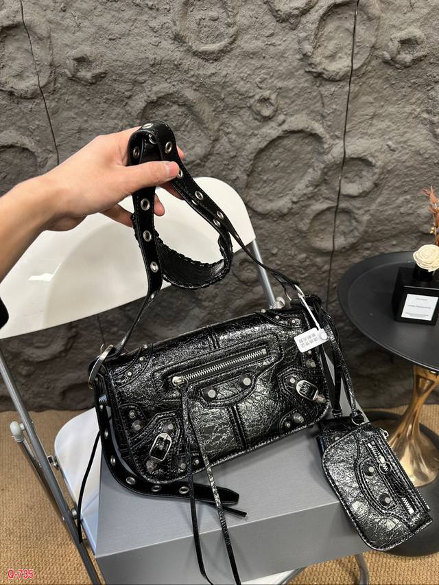 配折叠盒 巴黎世家推荐le Cagole 相机机车翻盖包牛皮油蜡黑今年最帅的包包，女生背也超酷 这种时髦的男包简直像珍宝一样难得，太懂现在的潮男潮女的需求了这只