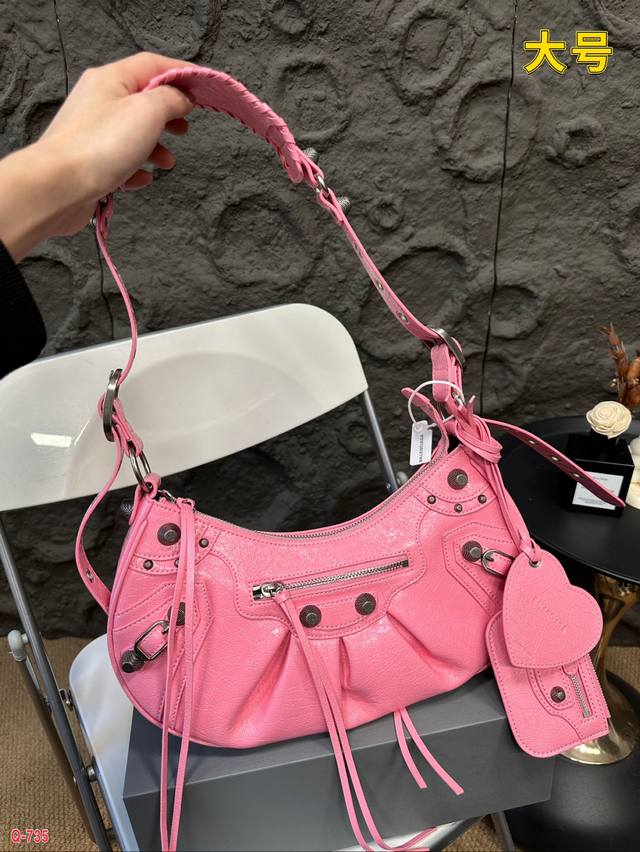 配折叠盒 巴黎世家机车包 腋下包 全新essex肩背包，首次亮相于冬季24系列发布秀，采用人造特殊皮革与特别材质金属配件制作而成，正面饰以硬质b标识金属配件，并