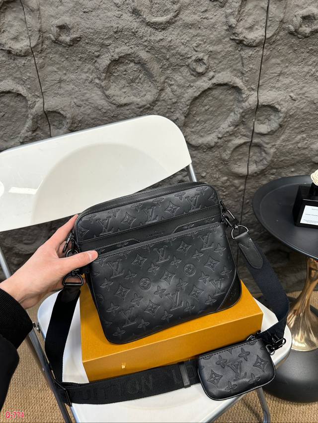 配折叠盒 Lv 字母压花拉链开合 皮革 邮差包三合一单肩斜挎包 男款 白色另配可脱卸拉链袋和附于包带上的零钱包。尺寸26.18Cm