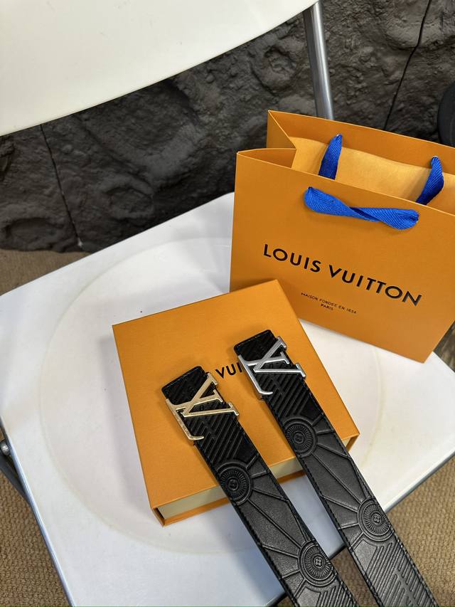 升级版 Lv！ ！高版本！ 腰带 嘿哈 原单牛皮皮带～热门款 皮带里面最火的啦～质量很好 全套包装！五金绝对不褪色 皮带头和专柜一样的哦～ 配礼盒手提袋发票