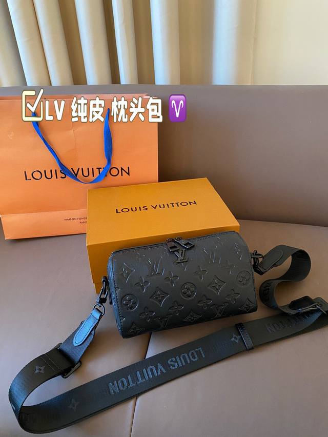 纯皮配折叠盒尺寸19.12 Lv 枕头包 男生日常休闲搭配的理想选择～ 实用又百搭，小小的身体大大的空间 非常适合放随身物品~ 面料耐磨耐刮蹭，适合男生大大咧咧