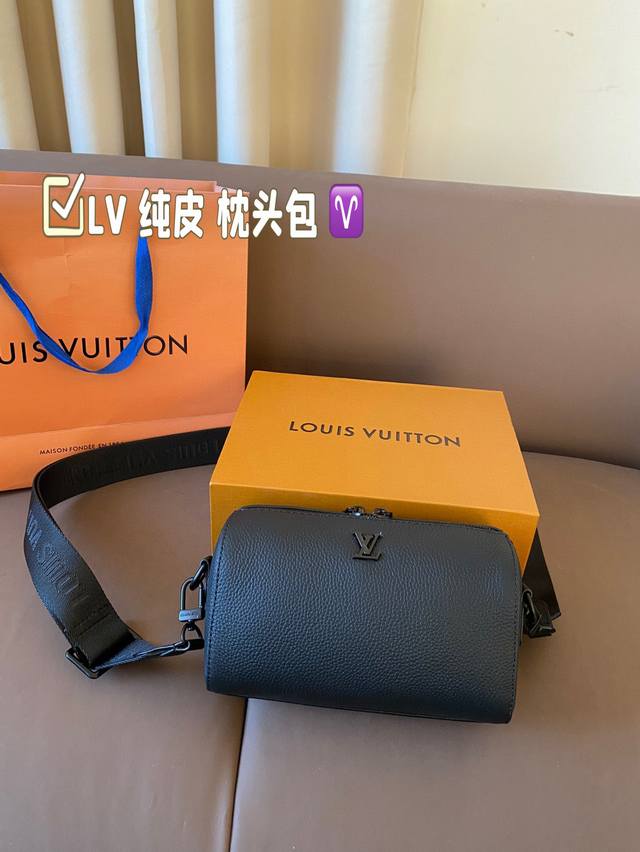 纯皮配折叠盒尺寸19.12 Lv 枕头包 男生日常休闲搭配的理想选择~ 实用又百搭,小小的身体大大的空间 非常适合放随身物品~ 面料耐磨耐刮蹭,适合男生大大咧咧 纯皮配折叠盒尺寸19.12 Lv 枕头包 男生日常休闲搭配的理想选择~ 实用又百搭,小小的身体大大的空间 非常适合放随身物品~ 面料耐磨耐刮蹭,适合男生大大咧咧