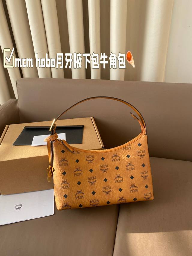配飞机盒 Mcm Hobo月牙腋下包牛角包 这也太好看了吧！ Mcm 新品 Hobo包 牛角包 Mcm 的新品牛角 真的是今年的王炸款 有两根肩带，多种背法，