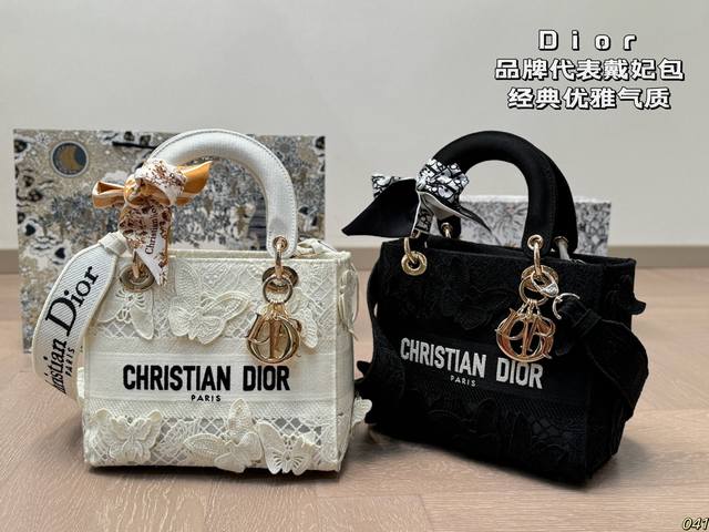迪奥戴妃包 你值得拥有 # [ Dior] Lady D-Lite手袋# 这款是将经典优雅的气质与dior品牌代表的时尚风貌融为 一体。款式轻盈。可手提、肩背或