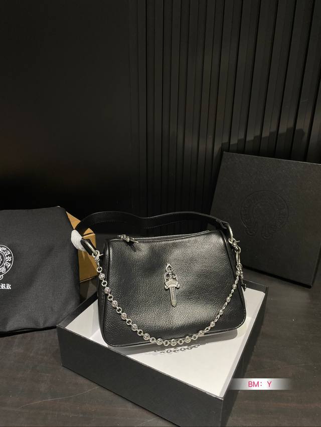 配盒 牛皮 克罗心 单肩包 小众不易撞包！时髦感足足的 单肩皮质肩带也可以，单肩链条也可以~ 搭配衣服很吸睛，实用度也可以的 手机，卡包、化妆品都 小众潮牌 整