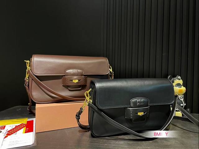 纯皮缪缪金币腋下包 开挂的miumiu火遍全网了 今年miumiu真是开挂了啊把学院风拿捏的死死的太好看啦 尺寸:36 22 纯皮缪缪金币腋下包 开挂的miumiu火遍全网了 今年miumiu真是开挂了啊把学院风拿捏的死死的太好看啦 尺寸:36 22