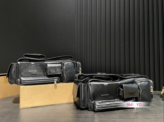 大号 小号 Balenciaga 巴黎世家叛逆不羁口袋包，包袋上各种不同尺寸口袋的设计，为耳机、卡片等日常用品提供了收纳，满足收纳需求 尺寸：大号31 12 小