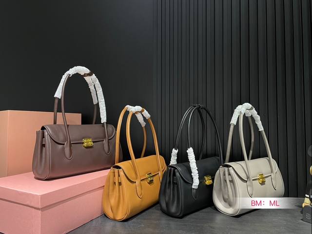 配盒 Miumiu 公文包 采用小牛皮 皮质光滑细腻柔软， 棉质缎面衬里。 背起来都很nice 哦 可手拎也可斜挎！ 出场就是miumiu小公主！ 尺寸38*1