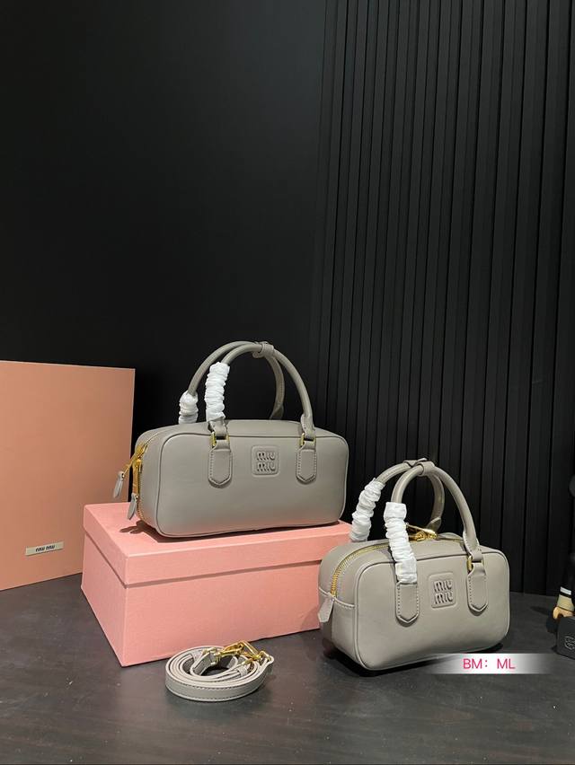 小号 大号 配盒 Miumiu保龄球 公文包 包包甜度刚好！ 很难不爱啊啊！ 可手拎也可斜挎 绝对不是小废包哦容量足足的~~ 出场就是miumiu小公主！ 尺寸