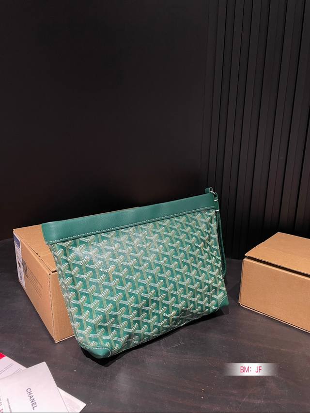 配盒 Goyard 戈雅 Conti 手拿包 C附带一条腕带可以手拿，也可挂在手腕上，可做休闲手包或晚装包随意切换，更能作为大包里的收纳袋 尺寸：30*20