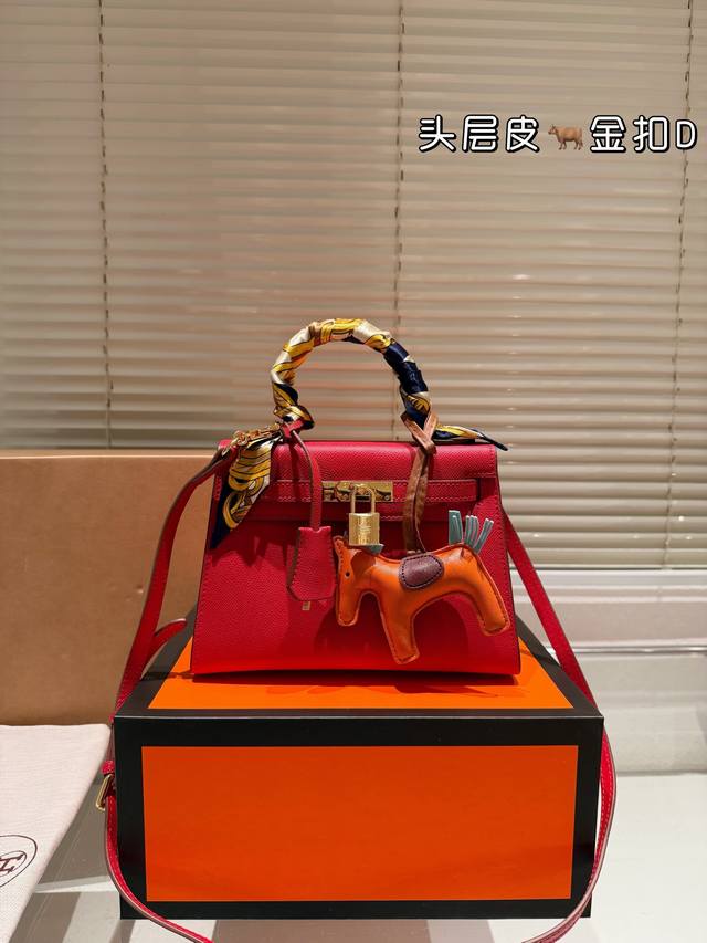 顶级原单牛皮 Hermes Kelly Swift最近娱乐圈出镜率最高的一款包包,H家永恒的经典. 凯莉包好随意搭配,不管怎么穿,随便一背都好看 而且一点都不挑 顶级原单牛皮 Hermes Kelly Swift最近娱乐圈出镜率最高的一款包包,H家永恒的经典. 凯莉包好随意搭配,不管怎么穿,随便一背都好看 而且一点都不挑