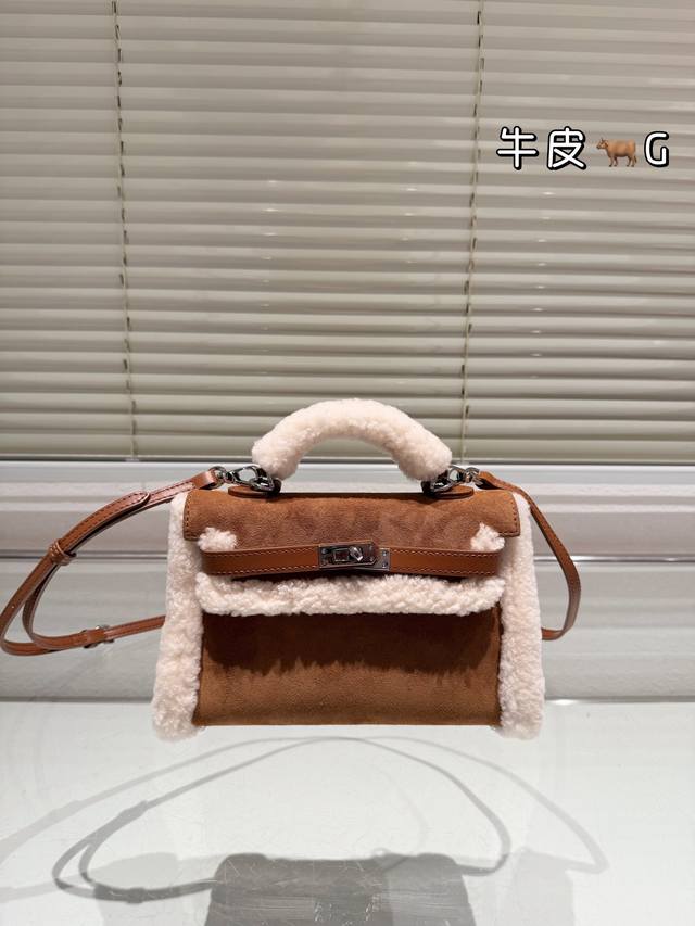 头层牛皮 Size：22 15Cm 可可爱爱 凯莉 Kelly Désordre 当红炸子鸡的快乐！ 包包很实用哦！ 容量和ok！ 又帅又煞颜值又高！