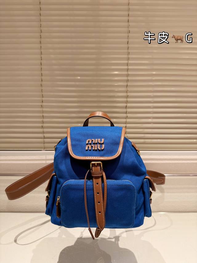 原版布 Miumiu小公主就配背这个！ Size: 23 25Cm 很难不爱啊啊！ 又奶又千金的感觉！ 绝对不是小废包哦容量足足的~~出场就是miumiu小公主