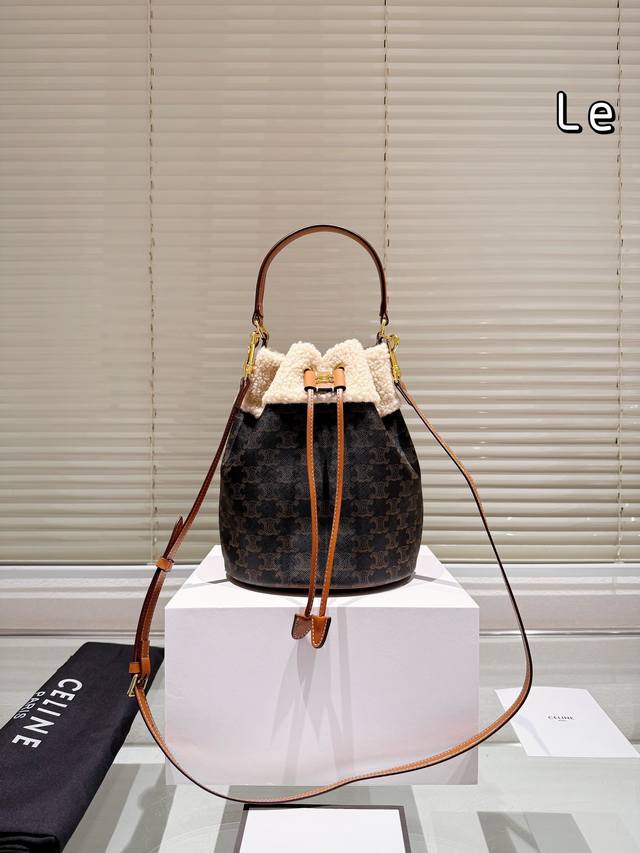 配盒 Size：20*25厘米 Celine 水桶包 一直很喜欢老花的包 老花色经典极搭！ 颜值超级在线哦 Celine水桶包越背越顺手