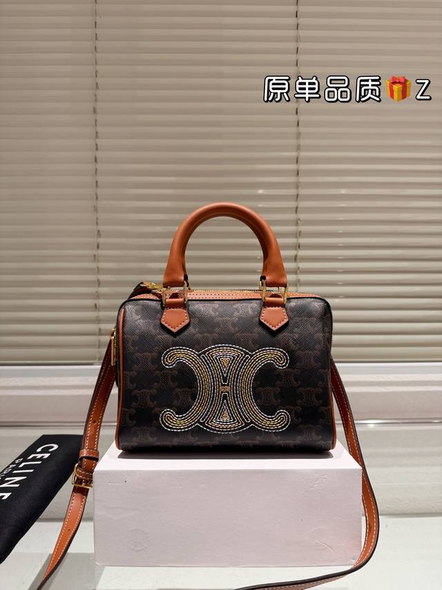 配盒 赛琳celine枕头包 独特设计 时尚又经典 超级百搭 上身又a又飒 尺寸: 19.15Cm