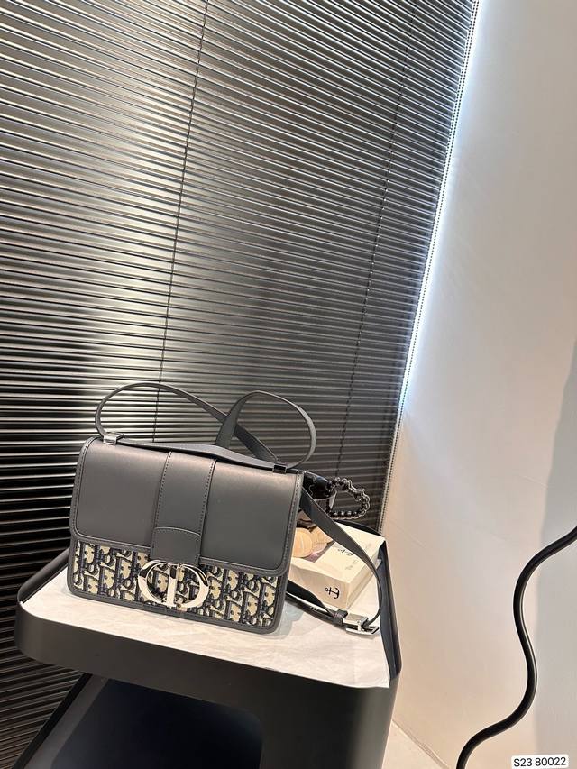 Dior迪奥蒙田 经典款不易过时 刺绣工艺的布面包身 工艺精湛 方正的包型简约大气 男女皆可 既优雅又时尚 可休闲可帅气 实用与时尚兼具的一款 肩带可以调整长短