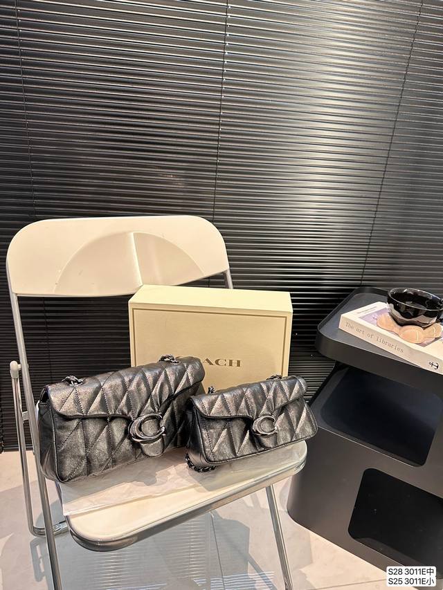 中号 小号 配折叠盒子 2024年快来coach打卡哇 新品 Quilted Tabby丰盈绗缝 三个尺寸:满足不同容量需求 绗缝nappa羊皮,细腻奢华,手感 中号 小号 配折叠盒子 2024年快来coach打卡哇 新品 Quilted Tabby丰盈绗缝 三个尺寸:满足不同容量需求 绗缝nappa羊皮,细腻奢华,手感