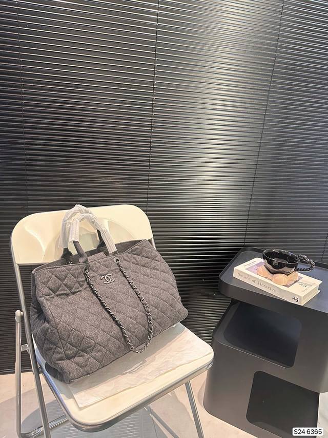 Chanel牛仔链条包 香奈儿真的是仙气很多 还有手柄可以单肩的同时还能手提 容量真的是超大呀完全可以做旅行包用了 如果考虑大容量的包就盘它哈哈 尺寸：38 2