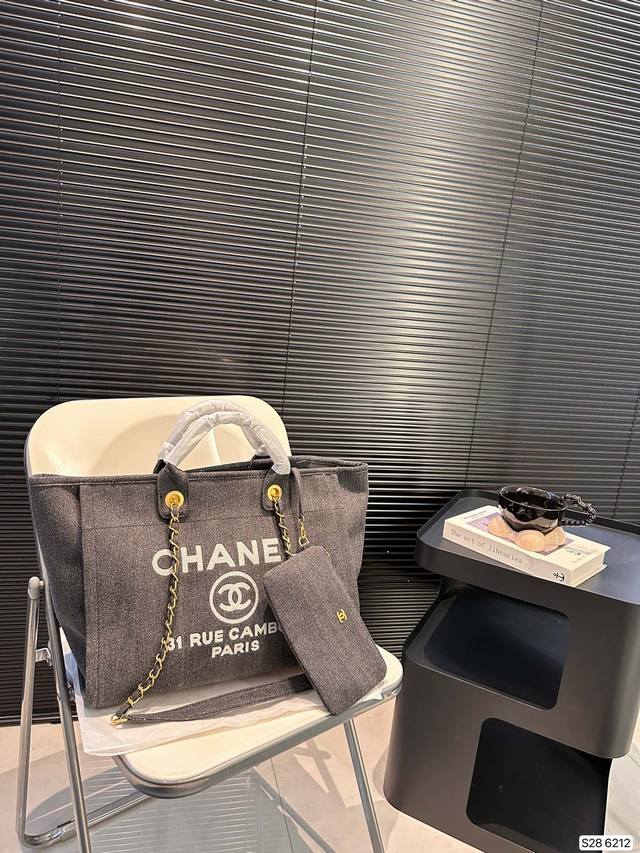 香奈儿沙滩包 牛仔沙滩 不论日常出游或是假日逛街，出镜率超高的包款总让人联想到温暖的季节和愜意海滩时光。质地清新自然，从视觉到触感都自带夏日风情，为结构感鲜明的