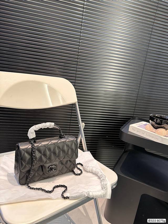 香奈儿 24K手柄cf 无法抗拒这只小可爱啊啊啊啊！！！！加了个手提瞬间觉得这个包多了一分俏皮！容量一如既往的够用，可以放手机日常琐碎用品，能手提能斜挎这是使用