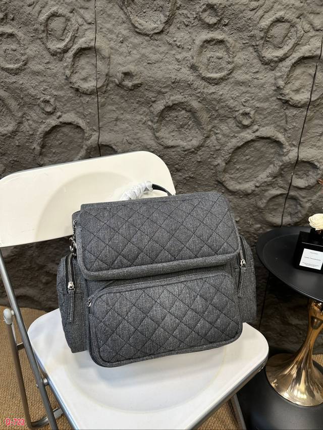 香奈儿康鹏牛仔机车双肩包 灰色牛仔多口袋菱格纹双肩 出行必备，多口袋实用性超强， 牛仔耐磨耐造。 上身造型感极强，百搭实用又好看， 简直找不到什 么缺点的一款