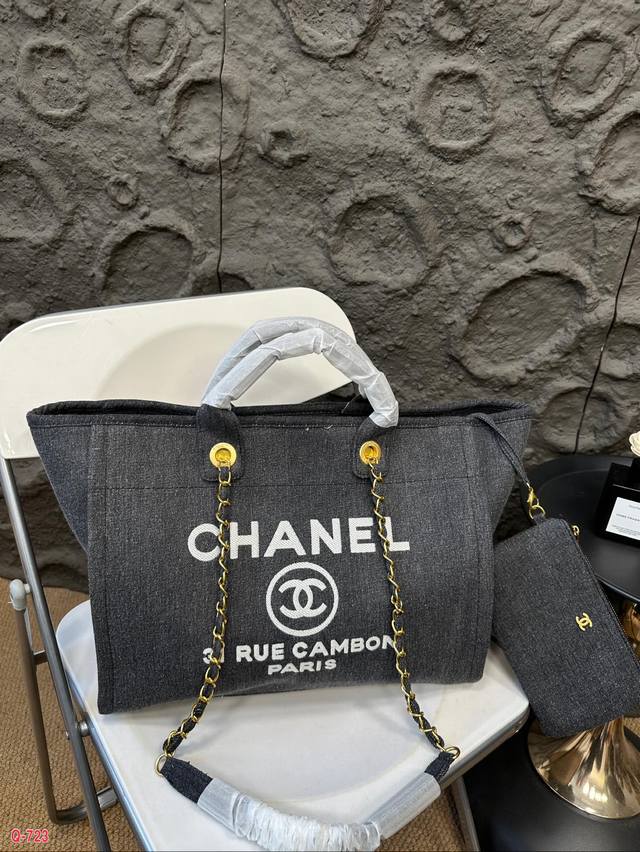 尺寸37.30 香奈儿 沙滩包 这款沙滩包的设计非常时尚 小牛皮的手提搭配深灰色帆布材质轻便舒适皮串链条的设计非常有质感 包包整体容量也非常大，无论是上班通勤还
