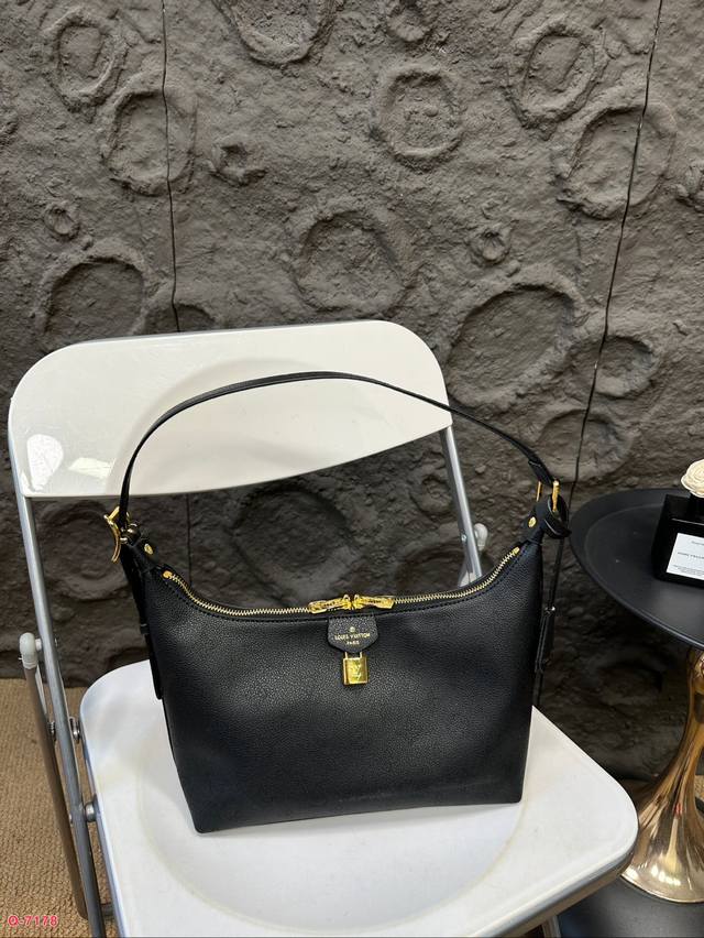 Lv 新款腋下包喜欢吗， 内附一只收纳零钱包，性价比又在线了 尺寸：26.18Cm