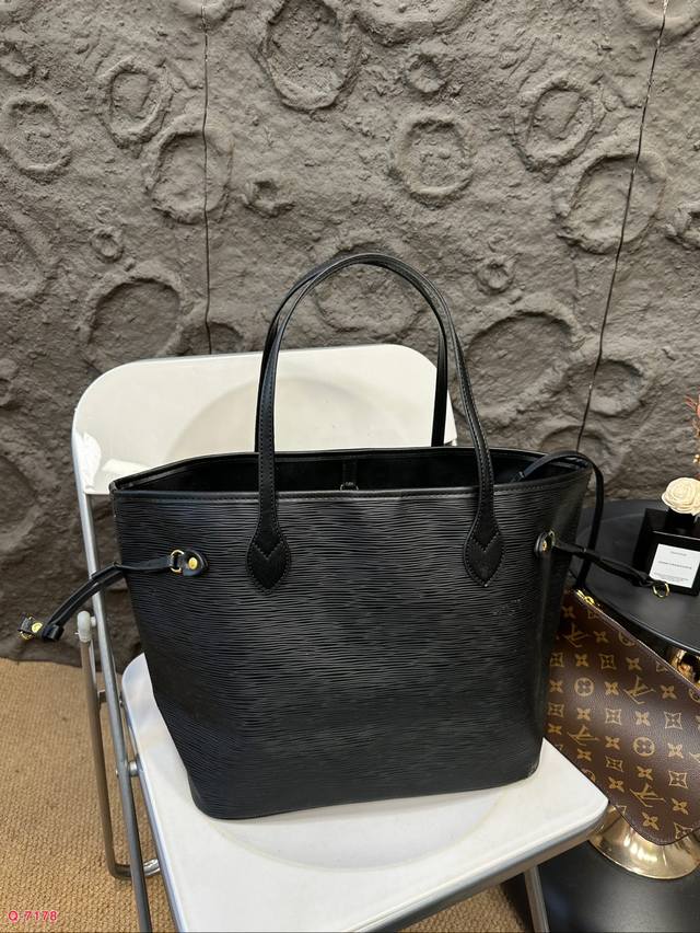 Lv 2024水波纹neverfull购物袋 的颜色一定要早早入手 直接ins氛围感拉满 Neverfull永远装不满放下你的一切好物 尺寸33.29Cm