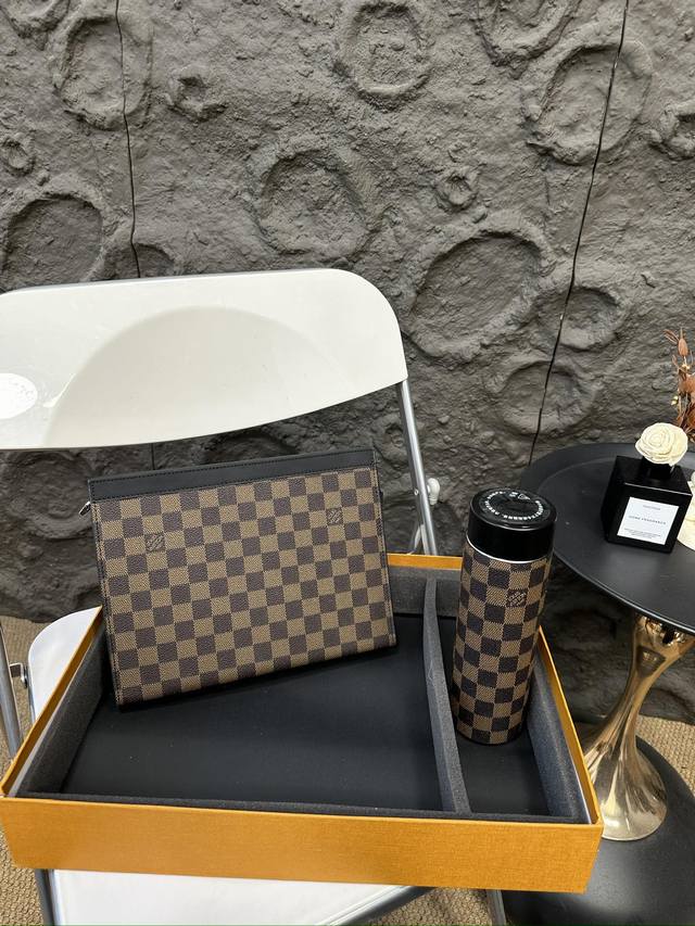 洗漱包+保温杯套盒 Lv 高版本!全钢五金 腰带 皮带~热门款 皮带里面最火的版本啦~质量很好 全套包装! 洗漱包+保温杯套盒 Lv 高版本!全钢五金 腰带 皮带~热门款 皮带里面最火的版本啦~质量很好 全套包装!