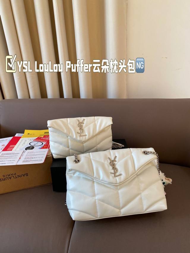 带挂件 配礼盒. Ysl Loulou Puffer云朵枕头包 Loulou今年专柜超火爆 柔软舒适胖乎乎的外形像拿着棉花糖颜值很高的一款呀 实用性满分+复古范