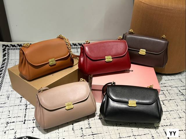 礼盒 尺寸26.16 缪缪miumiu 斜挎包 轻轻松松高级感 包包手感巨好容量也很不赖 简单却又不失华丽 不要觉得会炸眼太高调了什么的 根本不会！ 在你的精简