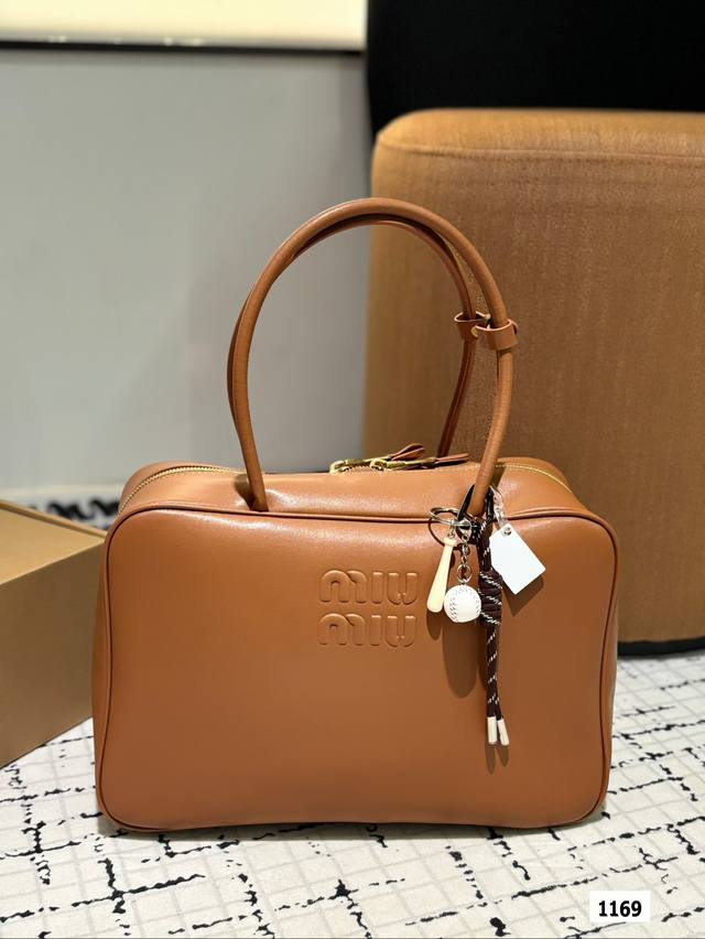 配挂件 Miumiu新款公文包 今年的风刮的太猛了 老多爆款了！ 这款的版型太受欢迎！ #Miumiu 这一季不管是单肩包 #Miumiu包 还是托特包都超级可